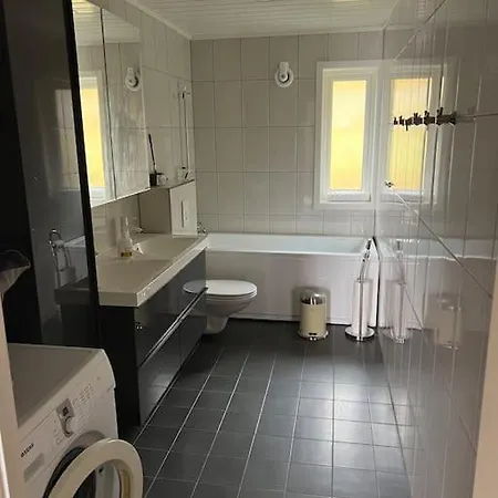 펜션 Nydelig Med Havutsikt Og Utendors Badestamp *