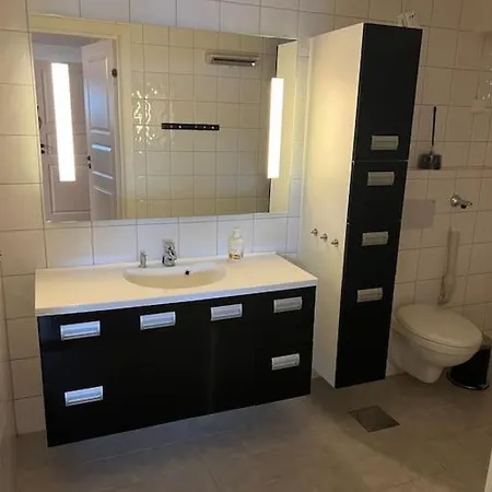 Nydelig Med Havutsikt Og Utendors Badestamp *